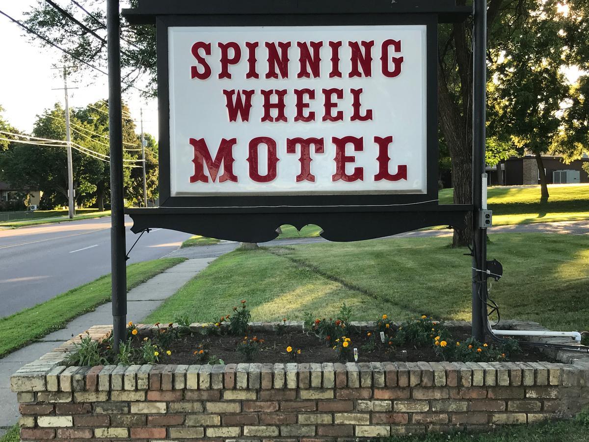 Spinning Wheel Motel Baraboo Exteriör bild