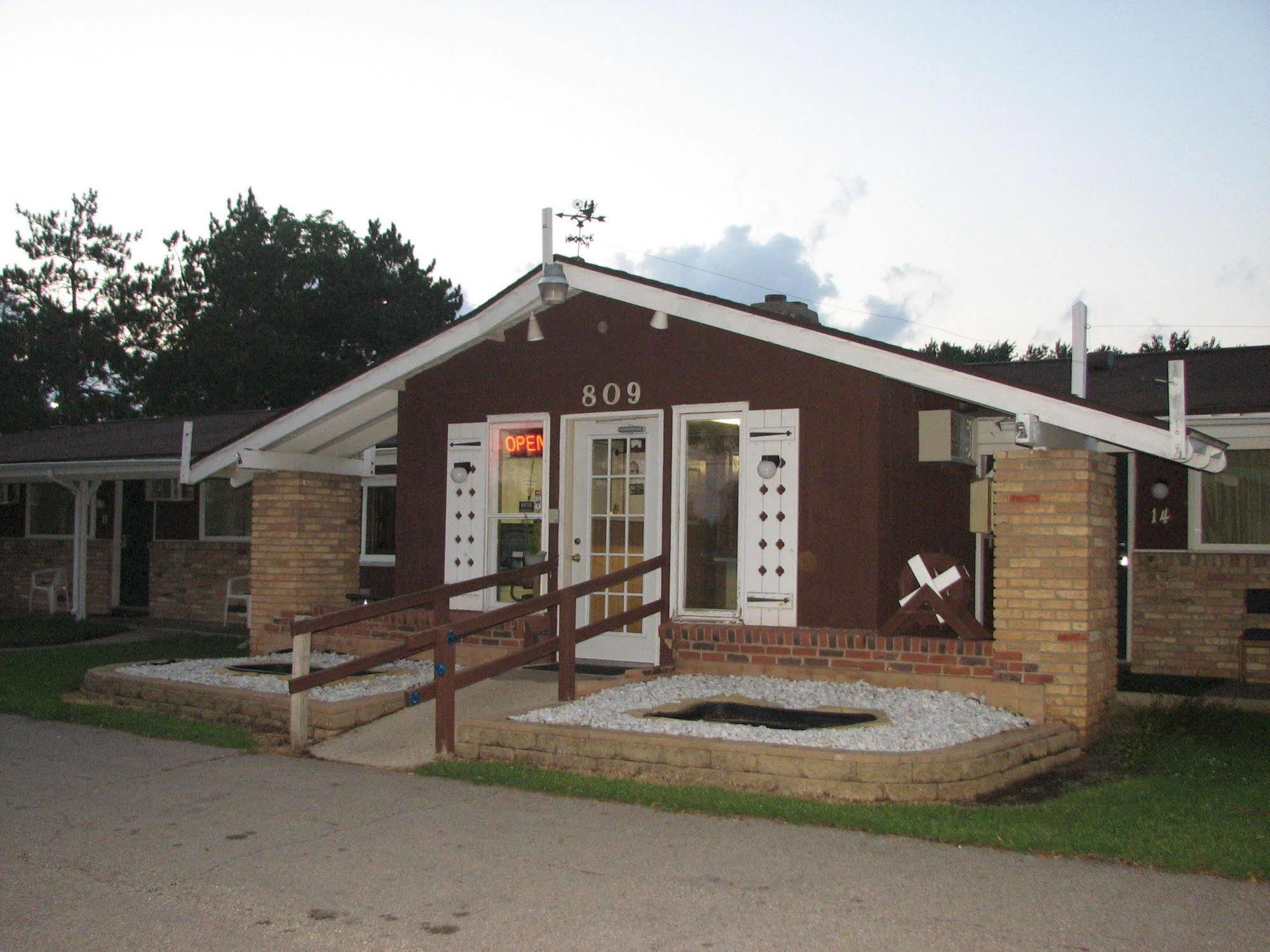 Spinning Wheel Motel Baraboo Exteriör bild